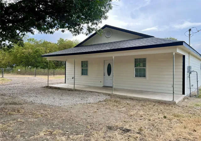 Photo 1 of Single family home for sale at 503 E Sanger St, Celeste, TX 75423 | MLS# 21302406 | Listing updated on 2026-10-08