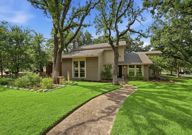 Homes for sale in Highland Village, TX | 858 Highland Village Rd, Highland Village, TX 75077 | MLS# 21302073