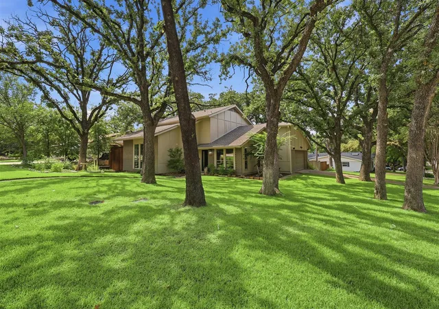 Homes for sale in Highland Village, TX | 858 Highland Village Rd, Highland Village, TX 75077 | MLS# 21302073