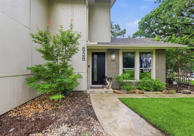 Homes for sale in Highland Village, TX | 858 Highland Village Rd, Highland Village, TX 75077 | MLS# 21302073