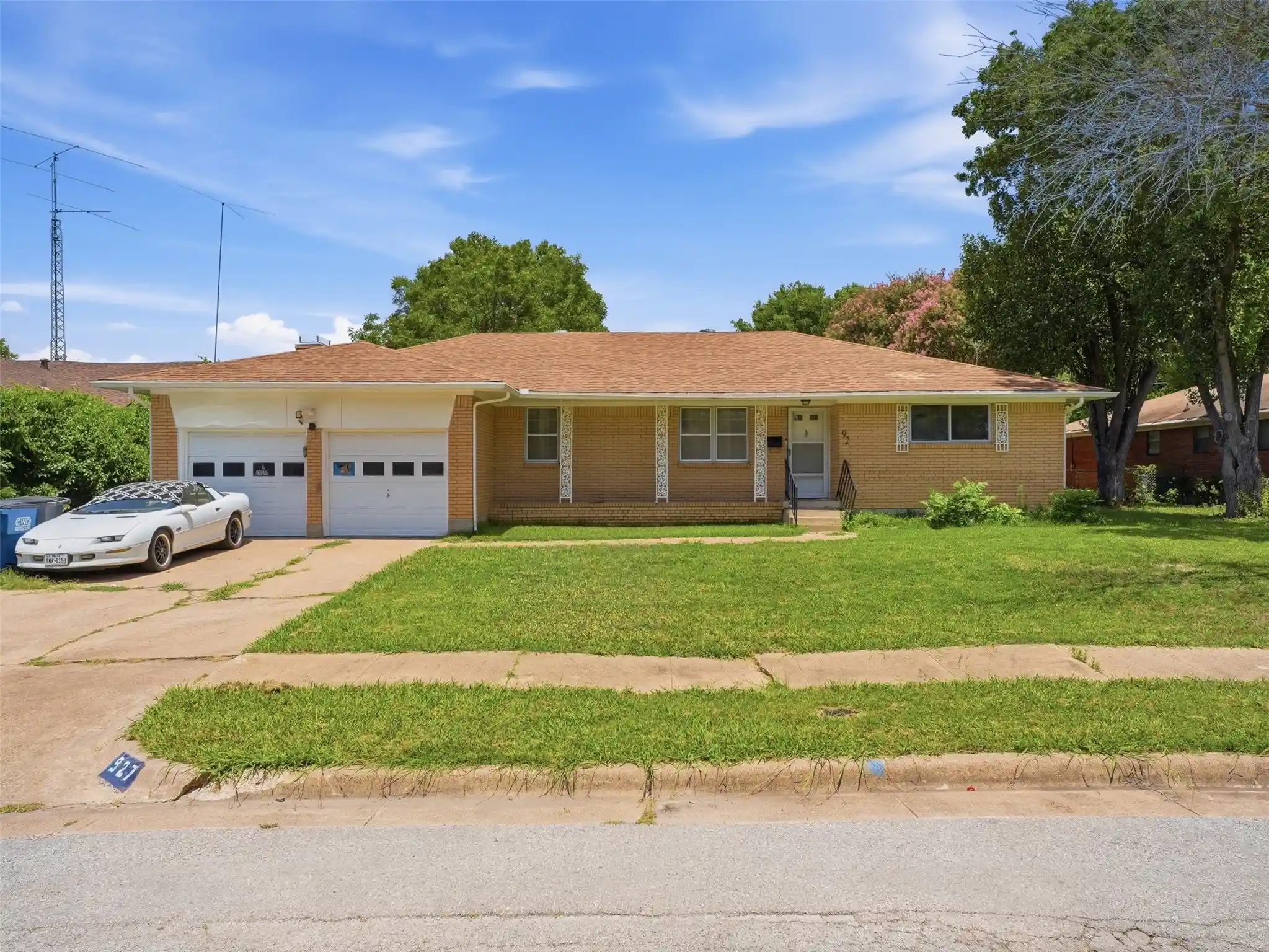 Photo 1 of Single family home for sale at 927 Poinsettia Dr, Lancaster, TX 75146 | MLS# 21302522 | Listing updated on 2026-07-02