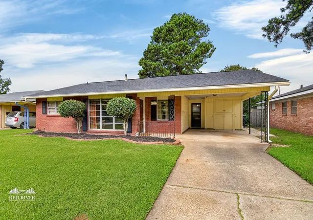 Photo 2 of Single family home for sale at 2010 Lovers Ln, Shreveport, LA 71105 | MLS# 21302489 | Listing updated on 2026-08-26