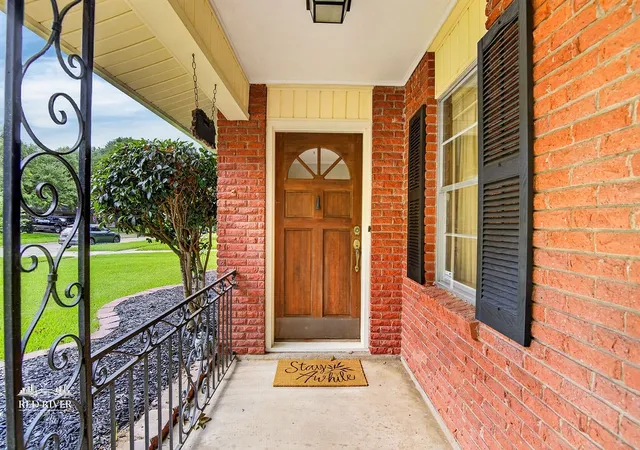 Photo 3 of Single family home for sale at 2010 Lovers Ln, Shreveport, LA 71105 | MLS# 21302489 | Listing updated on 2026-08-26