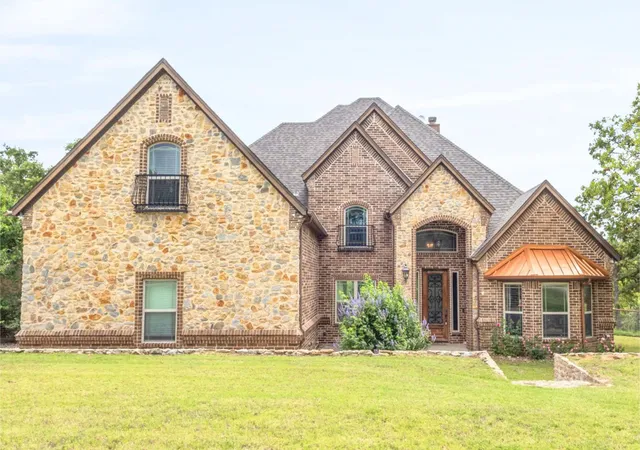 Homes for sale in Springtown, TX | 108 Oak Creek Dr, Springtown, TX 76082 | MLS# 21299832