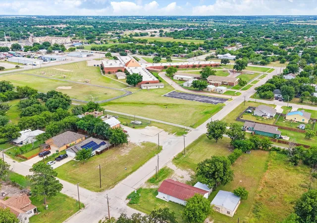 Homes for sale in Mineral Wells, TX | 1000 Se 3rd St, Mineral Wells, TX 76067 | MLS# 21302772