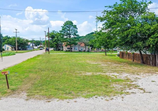 Homes for sale in Mineral Wells, TX | 1000 Se 3Rd St, Mineral Wells, TX 76067 | MLS# 21302772