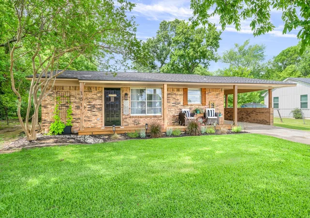 Photo 1 of Single family home for sale at 151 W College St, Canton, TX 75103 | MLS# 21301894 | Listing updated on 2026-08-06