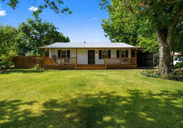 Photo 1 of Single family home for sale at 313 E Main St, Fairfield, TX 75840 | MLS# 21302836 | Listing updated on 2026-07-23