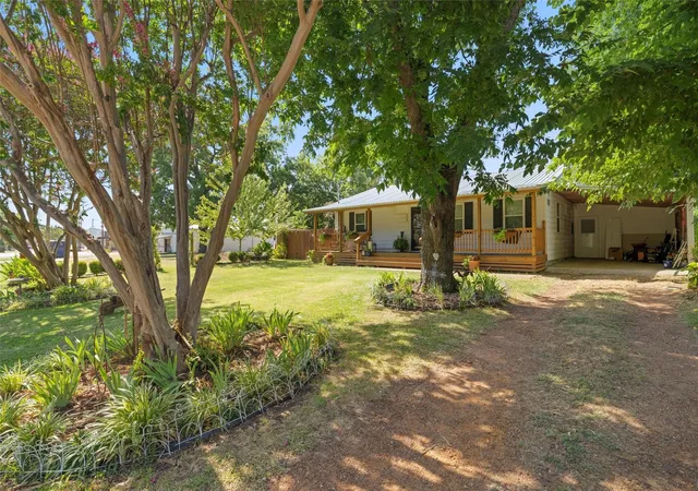Photo 2 of Single family home for sale at 313 E Main St, Fairfield, TX 75840 | MLS# 21302836 | Listing updated on 2026-07-23