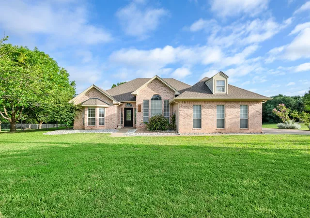Photo 2 of Single family home for sale at 214 Knob Hill Dr, Granbury, TX 76048 | MLS# 21300719 | Listing updated on 2026-08-03