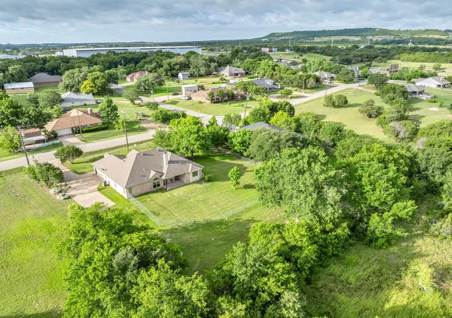 Photo 3 of Single family home for sale at 214 Knob Hill Dr, Granbury, TX 76048 | MLS# 21300719 | Listing updated on 2026-08-03