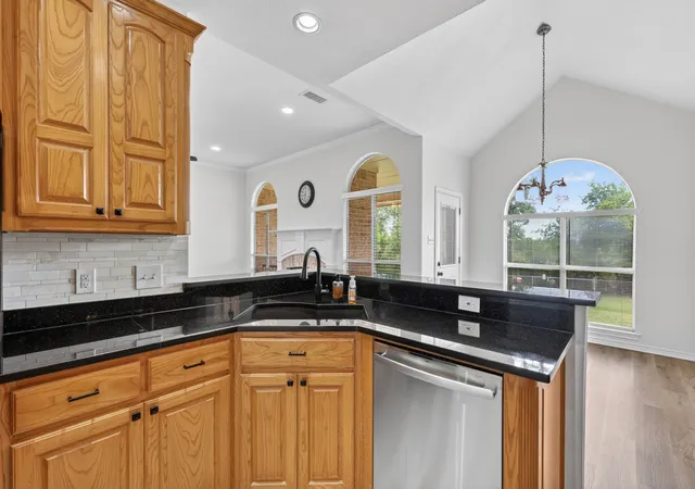 Photo 3 of Single family home for sale at 214 Knob Hill Dr, Granbury, TX 76048 | MLS# 21300719 | Listing updated on 2026-08-03