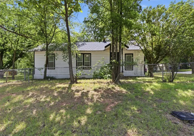 Homes for sale in Denison, TX | 630 E Acheson St, Denison, TX 75021 | MLS# 21302183
