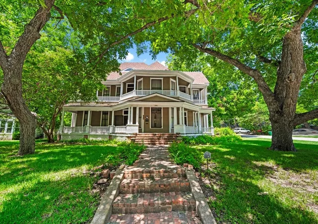 Photo 1 of Single family home for sale at 200 S Hawkins St, Waxahachie, TX 75165 | MLS# 21302864 | Listing updated on 2026-09-18