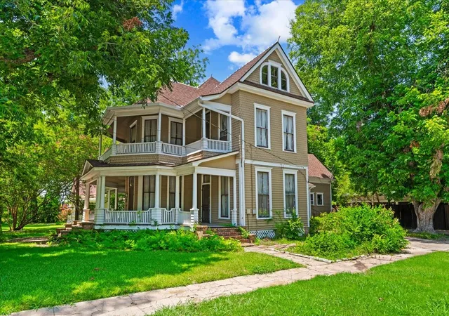 Photo 4 of Single family home for sale at 200 S Hawkins St, Waxahachie, TX 75165 | MLS# 21302864 | Listing updated on 2026-09-18