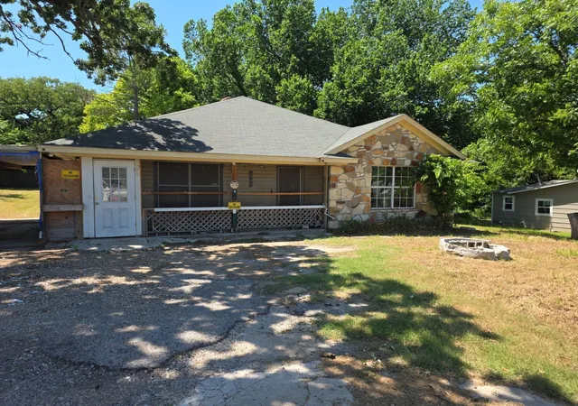 Photo 1 of Sale Pending at 609 Bryan St, Weatherford, TX 76086 | MLS# 21302958 | Listing updated on 2026-08-22
