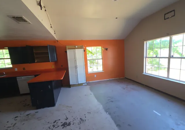 Photo 2 of Sale Pending at 609 Bryan St, Weatherford, TX 76086 | MLS# 21302958 | Listing updated on 2026-08-22