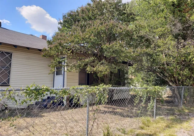 Photo 3 of Sale Pending at 1475 E Morphy St, Fort Worth, TX 76104 | MLS# 21302982 | Listing updated on 2026-08-22