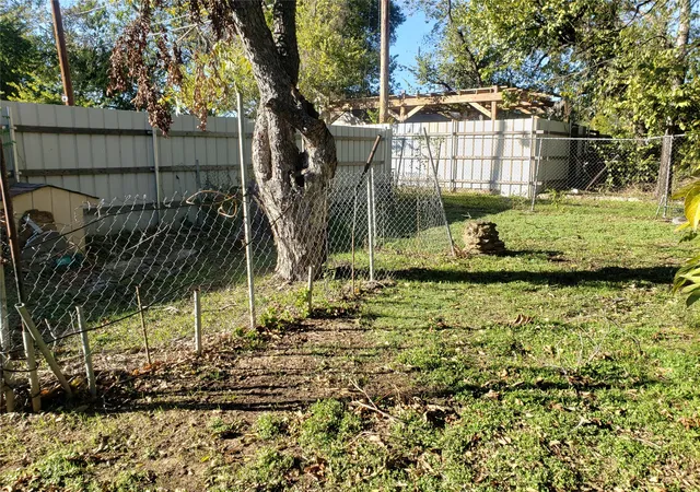 Photo 4 of Sale Pending at 1475 E Morphy St, Fort Worth, TX 76104 | MLS# 21302982 | Listing updated on 2026-08-22