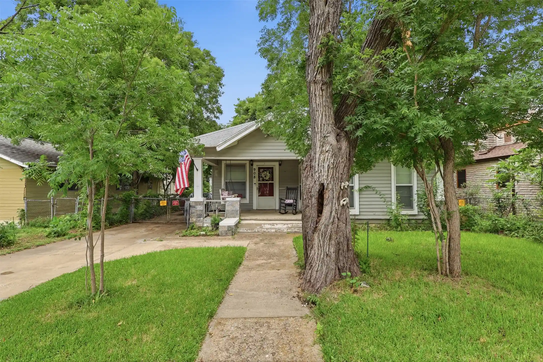 Photo 1 of Single family home for sale at 908 N Winnetka Ave, Dallas, TX 75208 | MLS# 21302991 | Listing updated on 2026-10-13