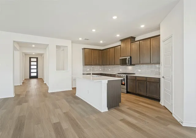 Photo 3 of Single family home for sale at 154 Hudson Ln, Justin, TX 76247 | MLS# 21302553 | Listing updated on 2026-10-07