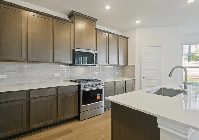 Photo 4 of Single family home for sale at 154 Hudson Ln, Justin, TX 76247 | MLS# 21302553 | Listing updated on 2026-10-07