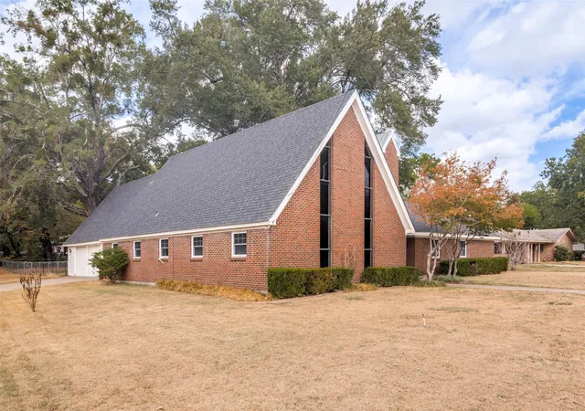 Photo 2 of Single family home for sale at 401 N Main St, Bogata, TX 75417 | MLS# 21301367 | Listing updated on 2026-10-08
