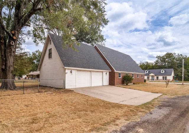 Photo 3 of Single family home for sale at 401 N Main St, Bogata, TX 75417 | MLS# 21301367 | Listing updated on 2026-10-08
