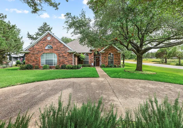 Homes for sale in Pottsboro, TX | 10 Fairway Loop Dr, Pottsboro, TX 75076 | MLS# 21302467