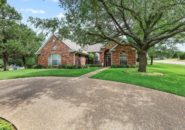 Homes for sale in Pottsboro, TX | 10 Fairway Loop Dr, Pottsboro, TX 75076 | MLS# 21302467