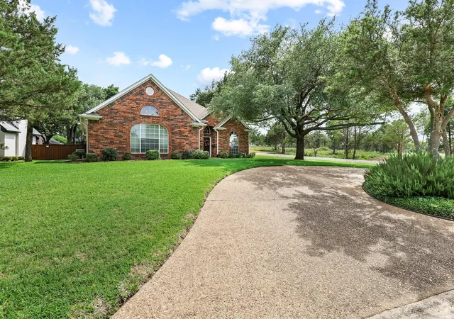 Homes for sale in Pottsboro, TX | 10 Fairway Loop Dr, Pottsboro, TX 75076 | MLS# 21302467