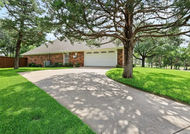 Homes for sale in Pottsboro, TX | 10 Fairway Loop Dr, Pottsboro, TX 75076 | MLS# 21302467