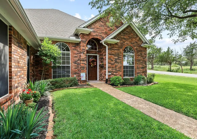 Homes for sale in Pottsboro, TX | 10 Fairway Loop Dr, Pottsboro, TX 75076 | MLS# 21302467