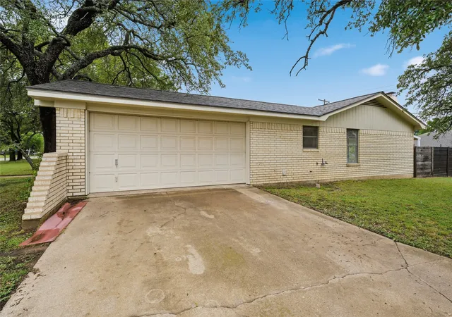 Photo 2 of Single family home for sale at 901 Rambler Dr, Waco, TX 76710 | MLS# 21302123 | Listing updated on 2026-08-28