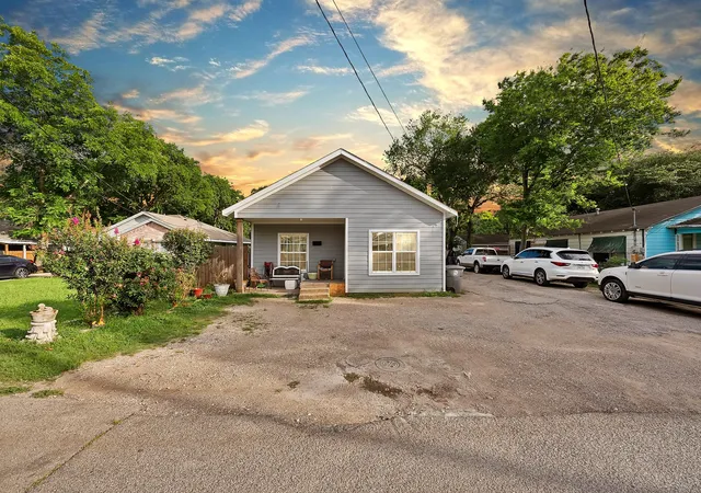 Multi family home for sale at 230 W Jerden Ln, Dallas, TX 75208 | MLS# 21300277