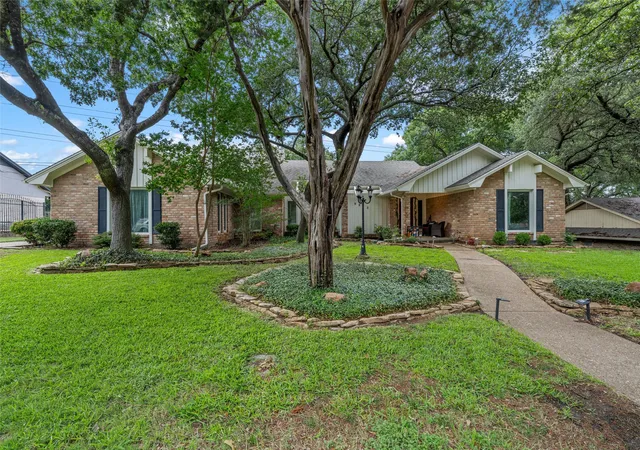Photo 2 of Single family home for sale at 9913 Burgundy Ln, Woodway, TX 76712 | MLS# 21303428 | Listing updated on 2026-08-24