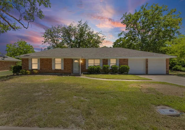 Homes for sale in Commerce, TX | 148 Royal Ln, Commerce, TX 75428 | MLS# 21303608