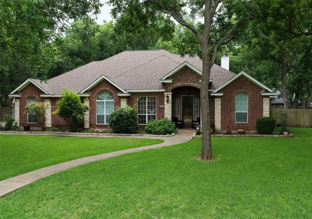 Photo 2 of Sale Pending at 8803 Hampton South Ct, Granbury, TX 76049 | MLS# 21303462 | Listing updated on 2026-08-26