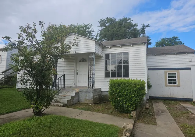 Photo 1 of Single family home for sale at 2713 35th St, Fort Worth, TX 76106 | MLS# 21303633 | Listing updated on 2026-08-31