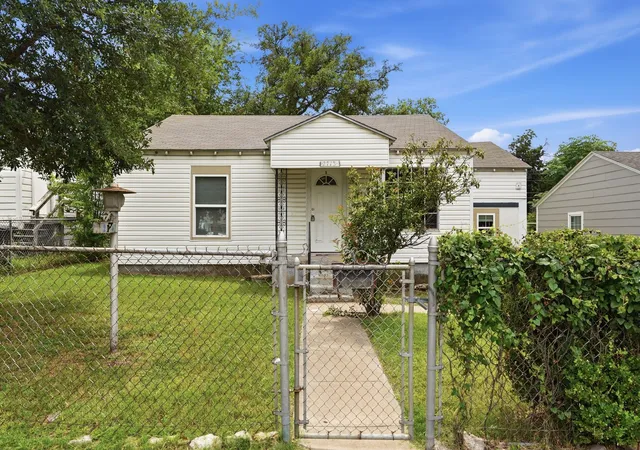 Photo 2 of Single family home for sale at 2713 35th St, Fort Worth, TX 76106 | MLS# 21303633 | Listing updated on 2026-08-31