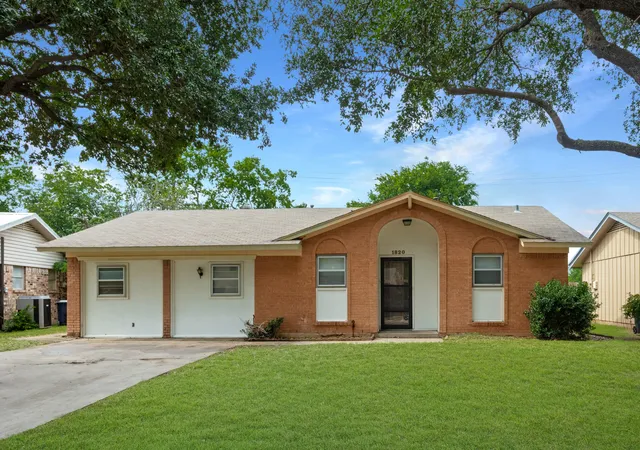 Photo 1 of Single family home for sale at 1820 Emery St, Denton, TX 76201 | MLS# 21301512 | Listing updated on 2026-07-28