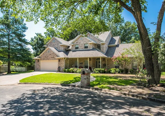 Photo 2 of Single family home for sale at 820 Cedar Creek Cir, Bonham, TX 75418 | MLS# 21302808 | Listing updated on 2026-08-22
