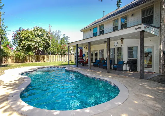 Photo 2 of Single family home for sale at 820 Cedar Creek Cir, Bonham, TX 75418 | MLS# 21302808 | Listing updated on 2026-08-22