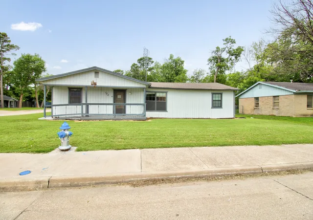 Photo 2 of Single family home for sale at 105 E Park St, Little Elm, TX 75068 | MLS# 21296274 | Listing updated on 2026-10-02