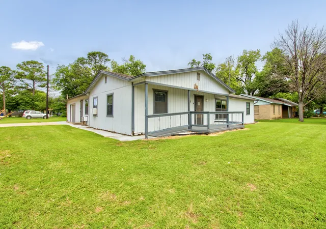 Photo 3 of Single family home for sale at 105 E Park St, Little Elm, TX 75068 | MLS# 21296274 | Listing updated on 2026-10-02
