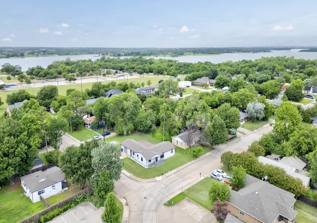 Photo 3 of Single family home for sale at 105 E Park St, Little Elm, TX 75068 | MLS# 21296274 | Listing updated on 2026-10-02