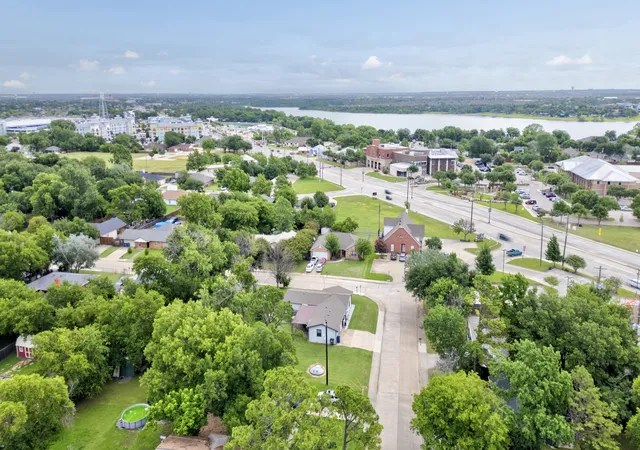 Photo 4 of Single family home for sale at 105 E Park St, Little Elm, TX 75068 | MLS# 21296274 | Listing updated on 2026-10-02