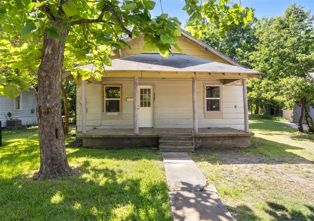 Photo 1 of Single family home for sale at 1019 S Star St S, Bonham, TX 75418 | MLS# 21304055 | Listing updated on 2026-09-19