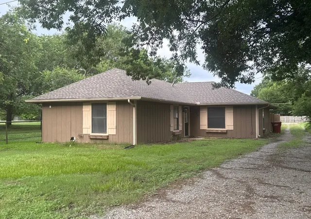 Photo 1 of Single family home for sale at 513 S Carter St, Whitewright, TX 75491 | MLS# 21303127 | Listing updated on 2026-08-27