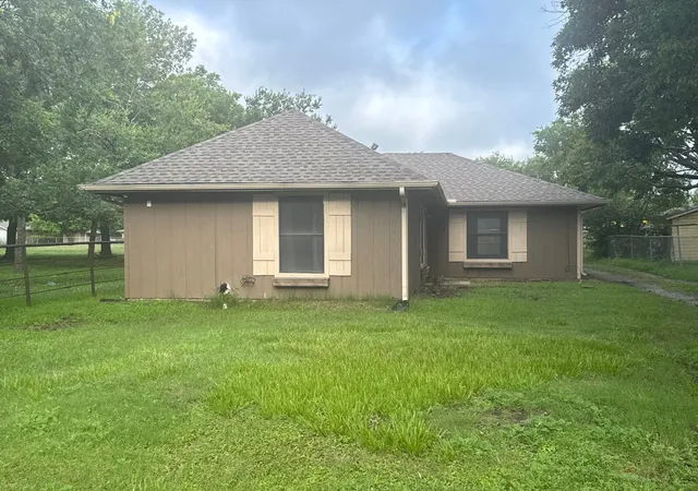 Photo 2 of Single family home for sale at 513 S Carter St, Whitewright, TX 75491 | MLS# 21303127 | Listing updated on 2026-08-27